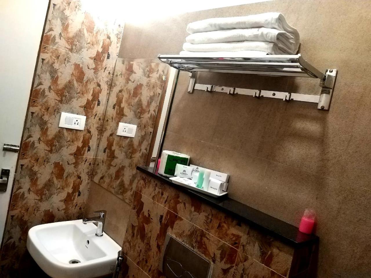 Grand Elegant Hotel Csennai Kültér fotó
